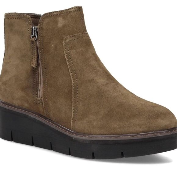 Clarks Shoes - 🌸Clarks Women's Airabell Zip Ankle Boot Women's 6.5M Dark Olive